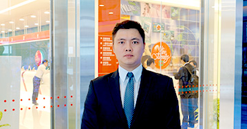 優質服務介紹二,VIP隨扈保全服務,一名西裝筆挺的隨扈站在玻璃門前
