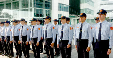 優質服務介紹三,展覽及大型活動保全服務,圖中有幾十名保全人員挺胸立正站一排