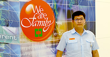 優質服務介紹四,銀行保全服務,一名保全站在中國信託銀行門口