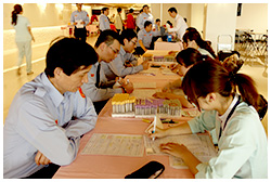 圖中有一排護士在為保全填寫資料