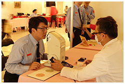 圖中有一名保全正在向醫生諮詢